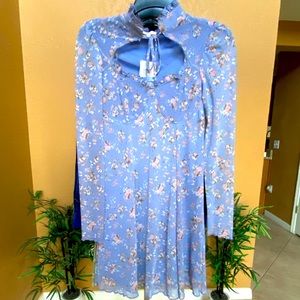 Dress w/flowers, fits Jr’s, great for Easter. Green or Blue both med-Jr’s.